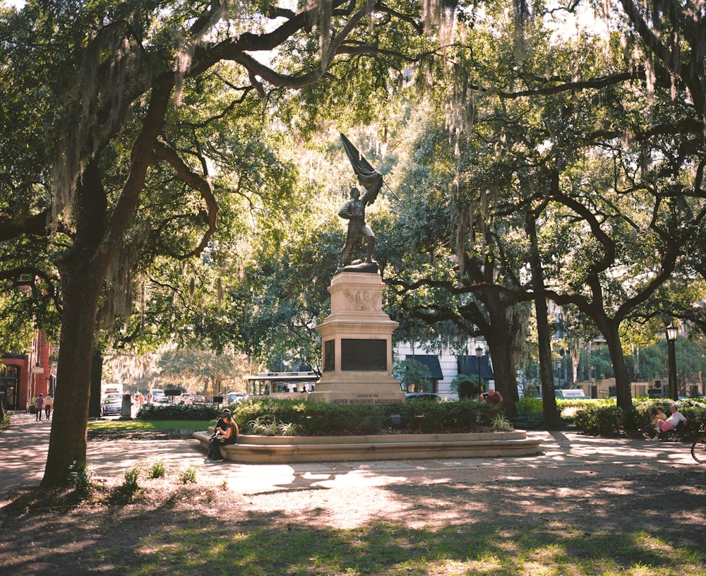 estátua preta no parque