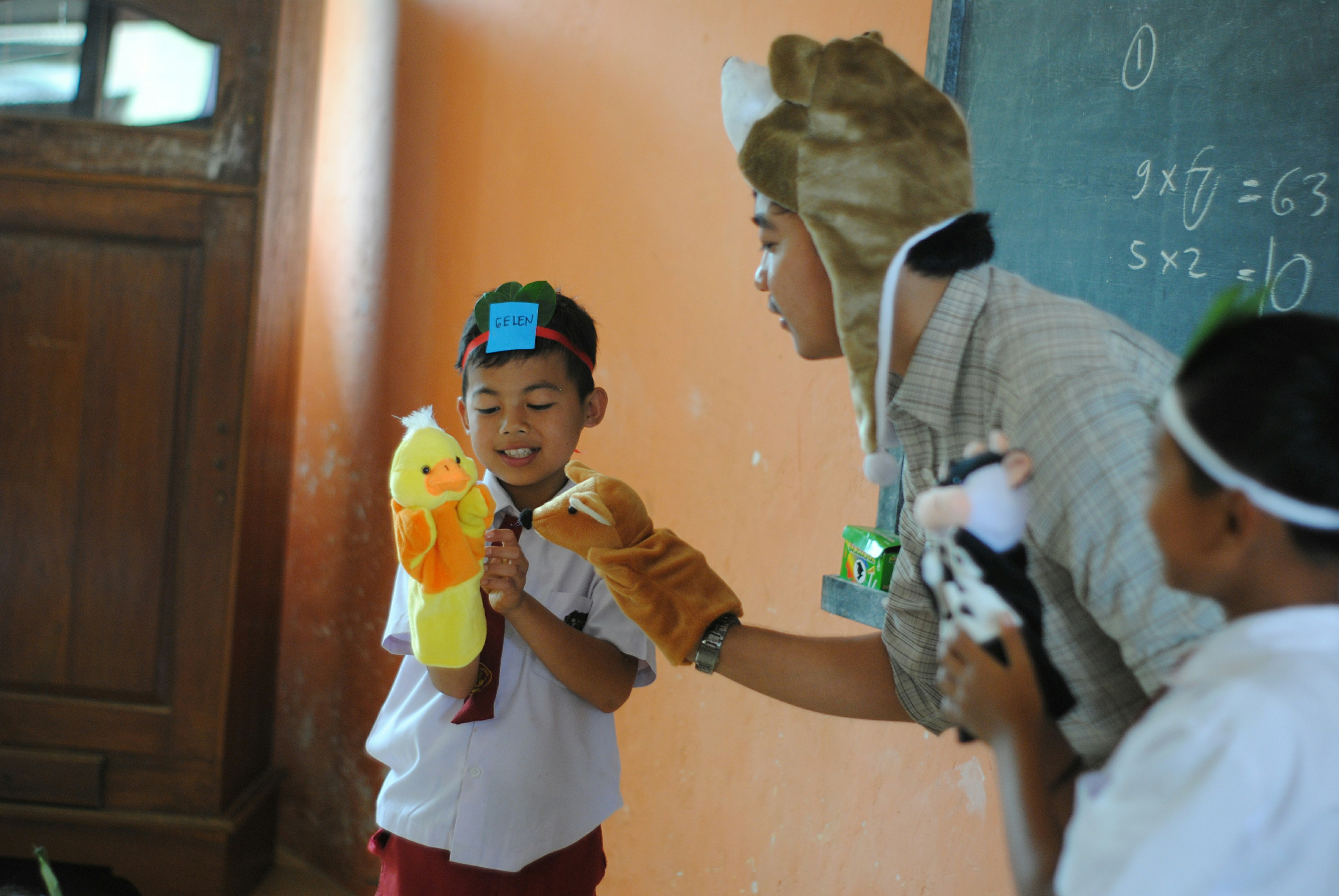 Mädchen im weißen Hemd mit gelbem Plastikspielzeug