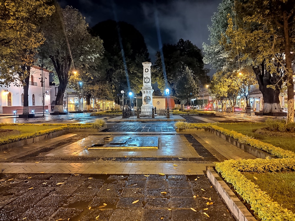 beleuchteter Eiffelturm bei Nacht