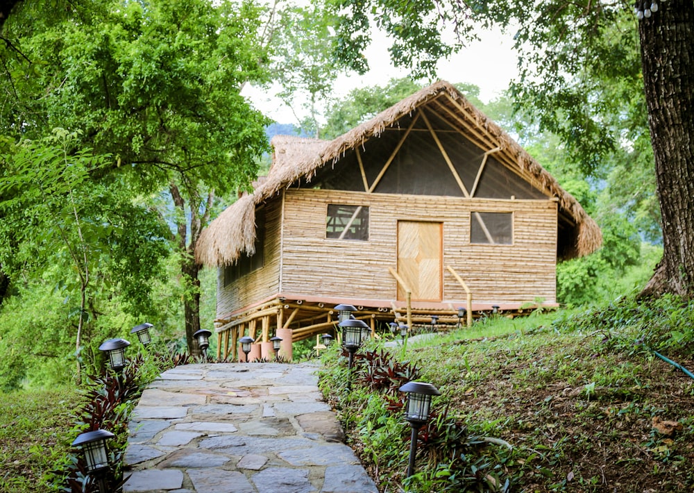 Braunes Holzhaus in der Nähe von grünen Bäumen tagsüber