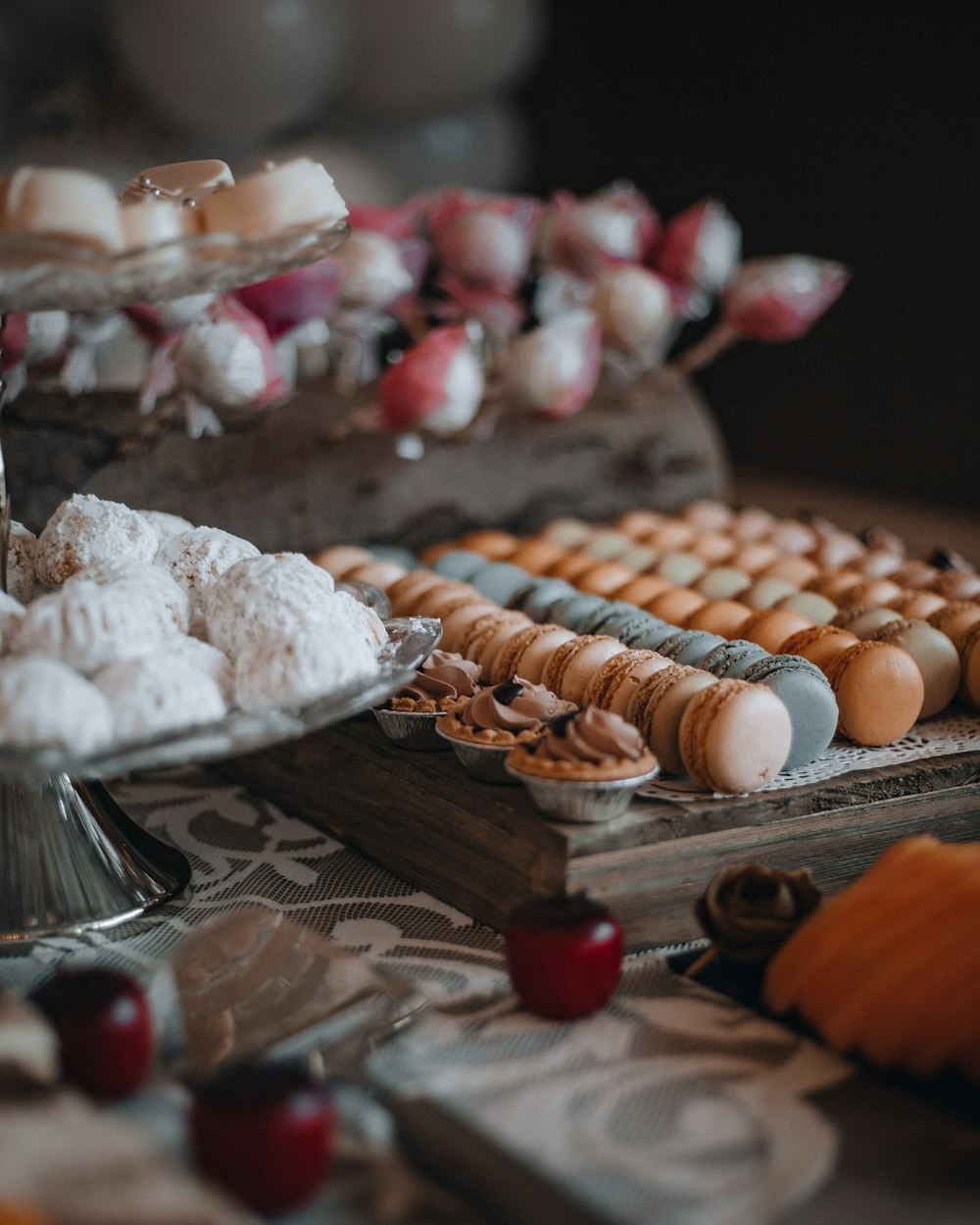 Cupcakes en plato de cerámica blanca