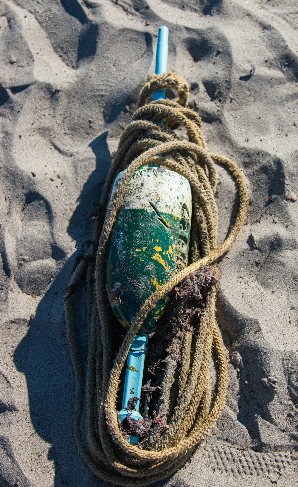 corde brune attachée sur corde brune sur du sable blanc pendant la journée