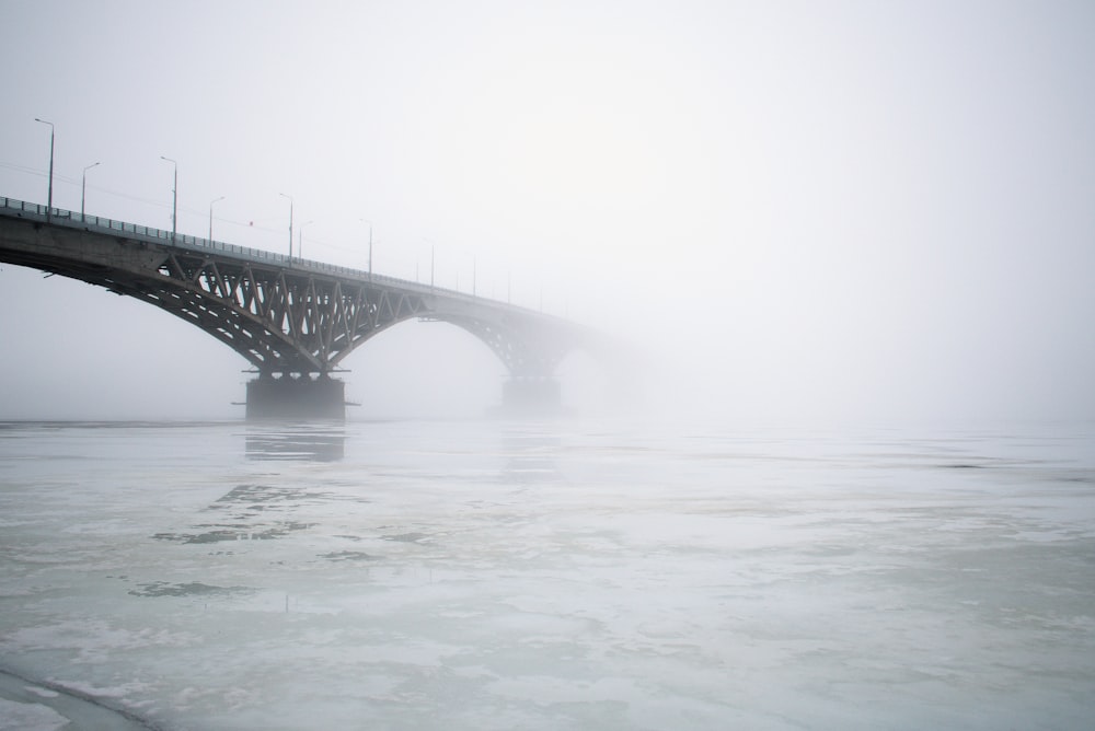 Graue Brücke über Gewässer