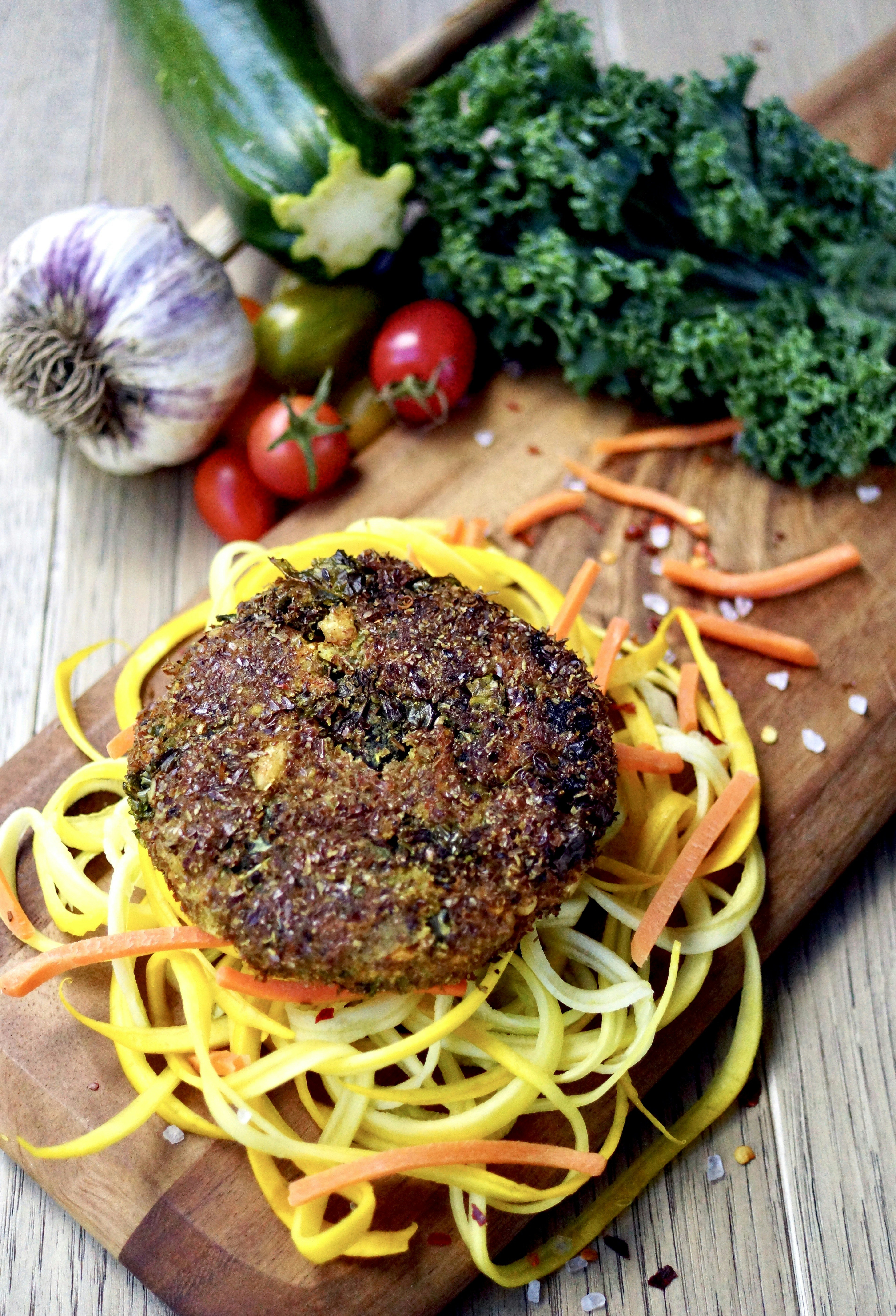 Pasta con salsa y verduras sobre mesa de madera marrón