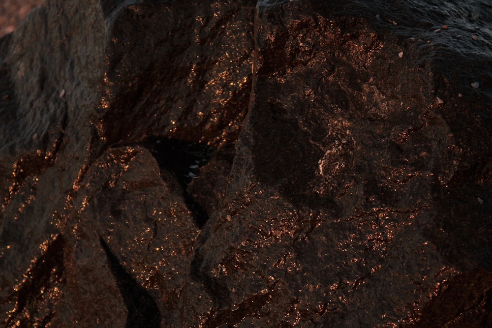 茶色と黒色の岩層
