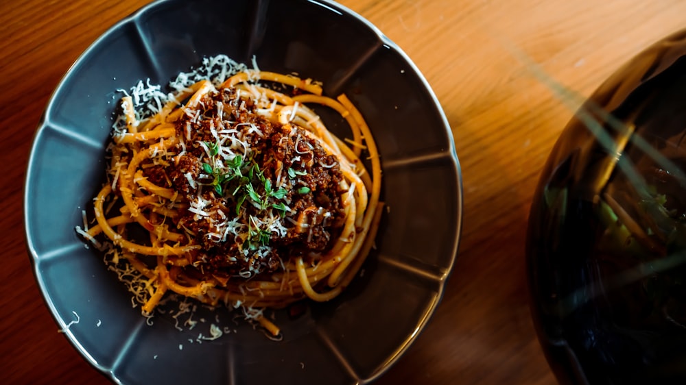 Plato de pasta en bol de acero inoxidable