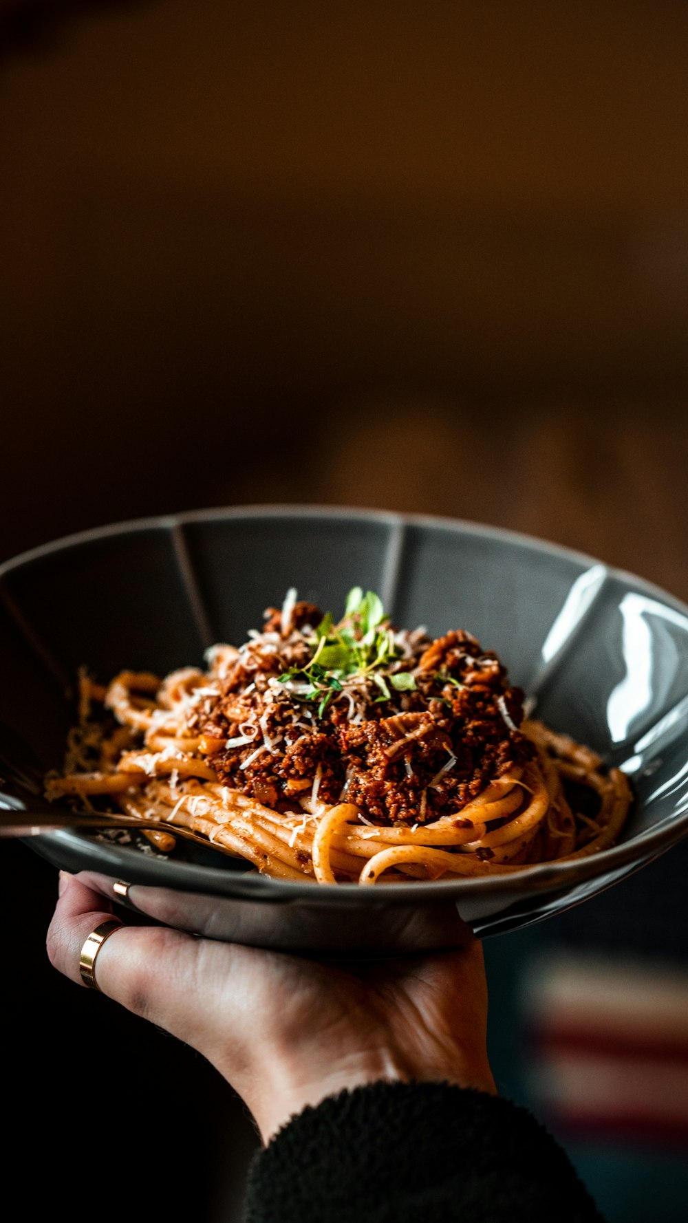 Plato de pasta sobre cuenco de cerámica blanca