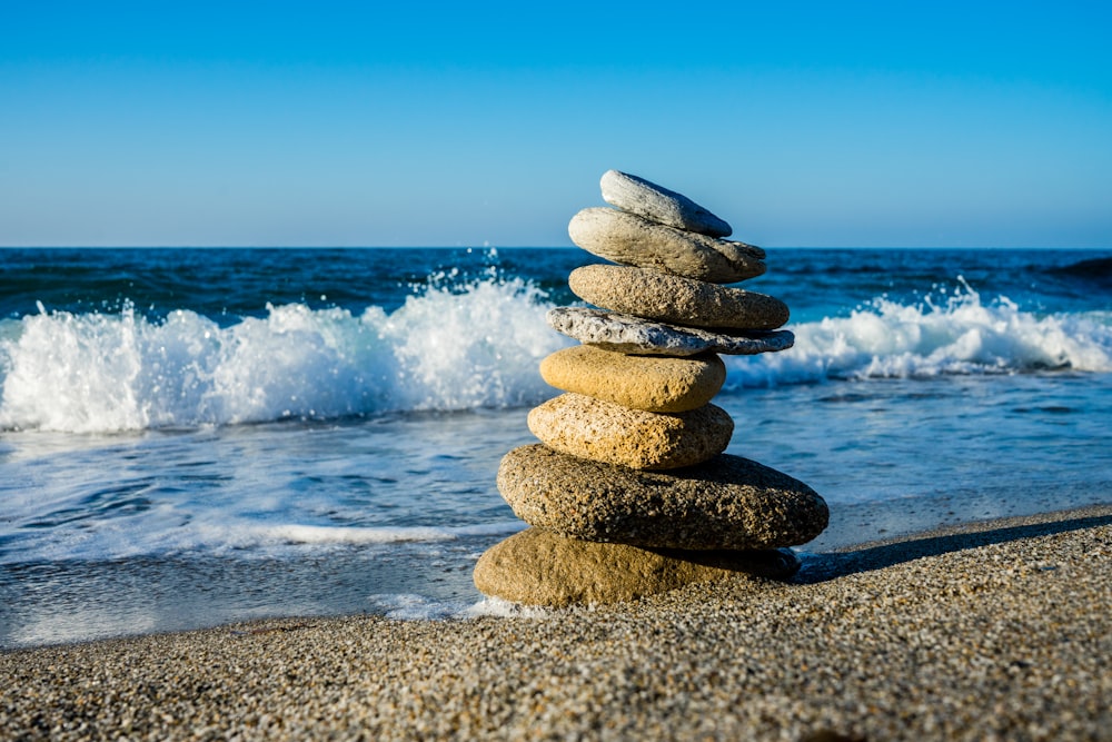 pila de piedras en la playa durante el día