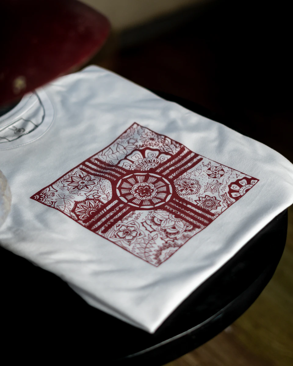 Kaos putih dengan sablon motif merah