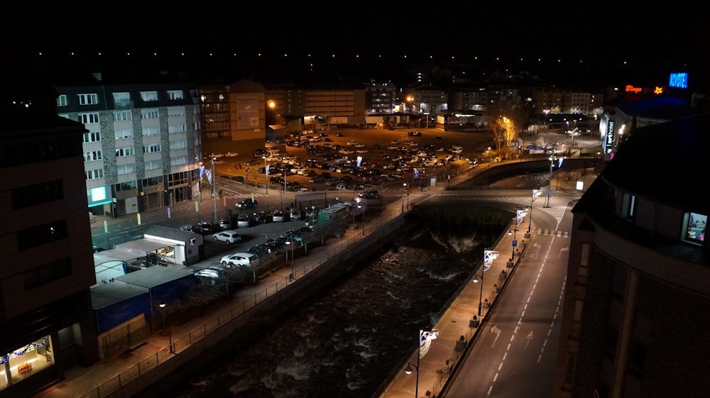 carros na estrada perto de edifícios durante a noite