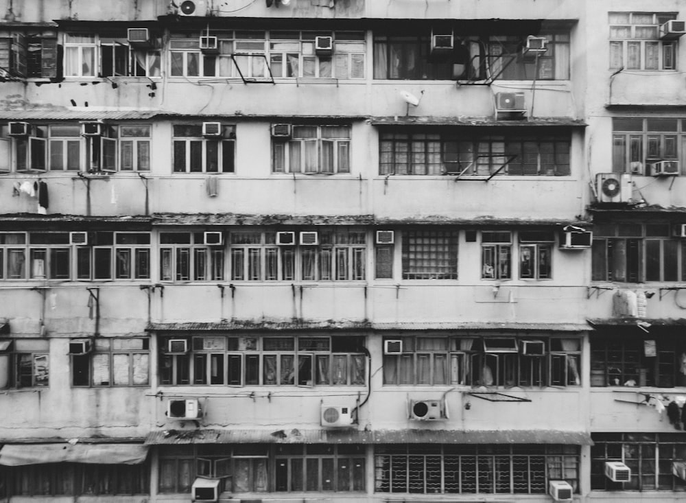 Photo en niveaux de gris d’un bâtiment en béton