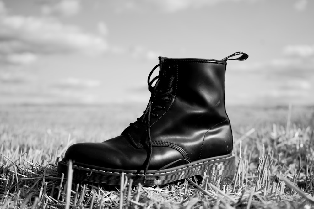 Botas de cuero negro sobre perchero de metal blanco