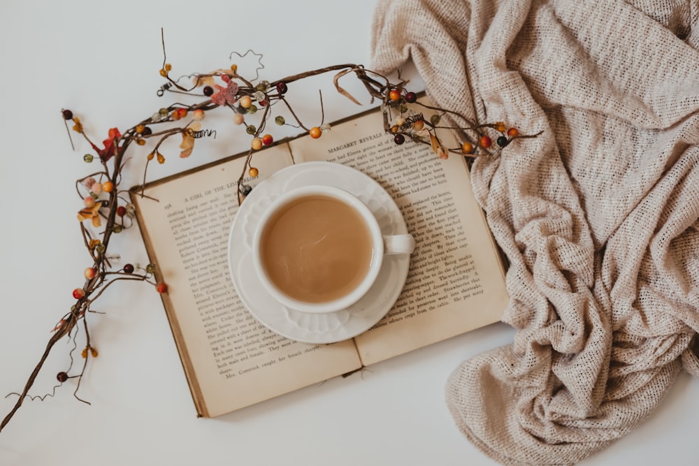 taza de cerámica blanca en libro blanco