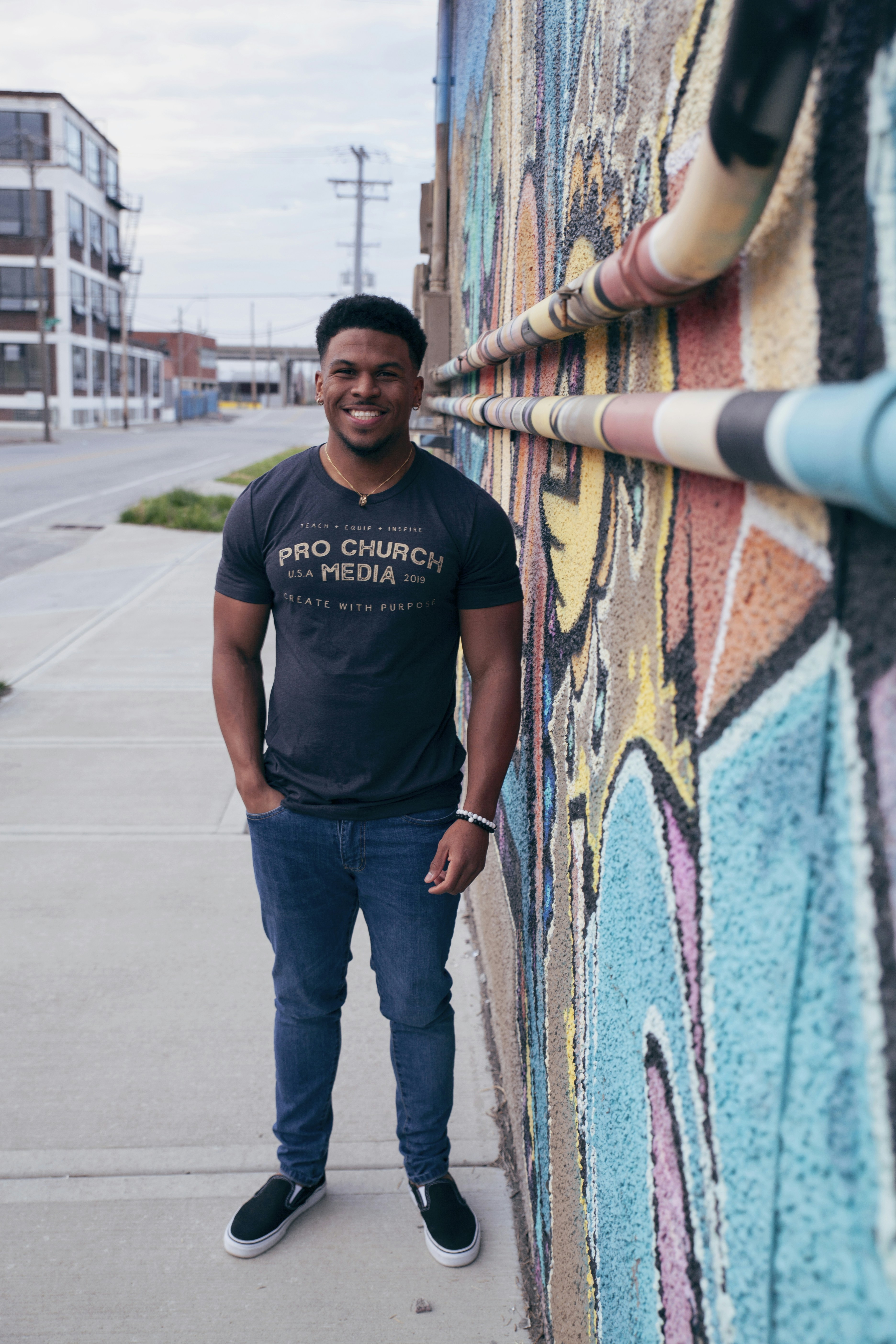 黒Tシャツとデニムのコーデのイメージ