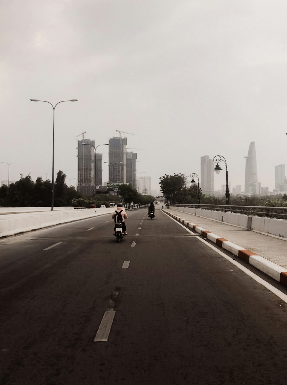 personas que andan en bicicleta por la carretera durante el día