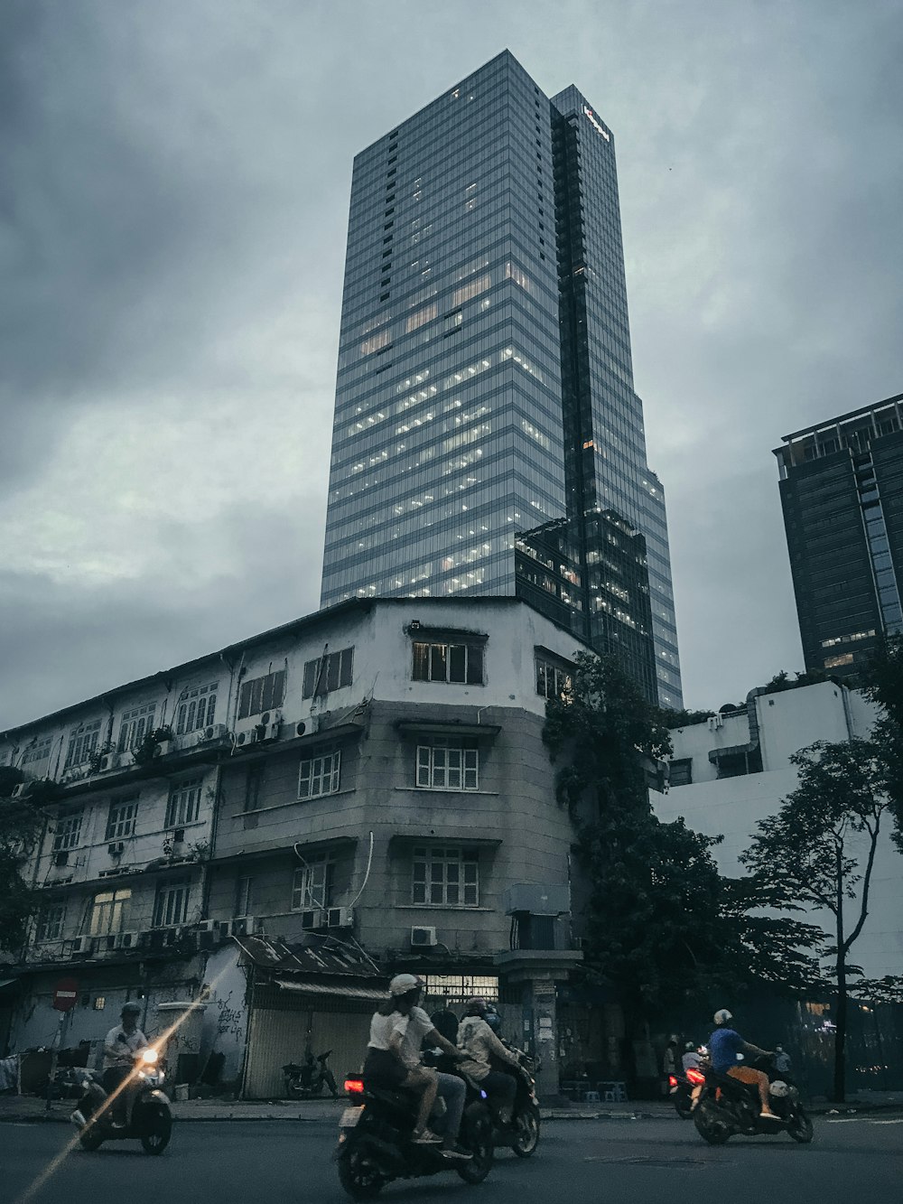 Edificio de hormigón blanco bajo un cielo gris durante el día