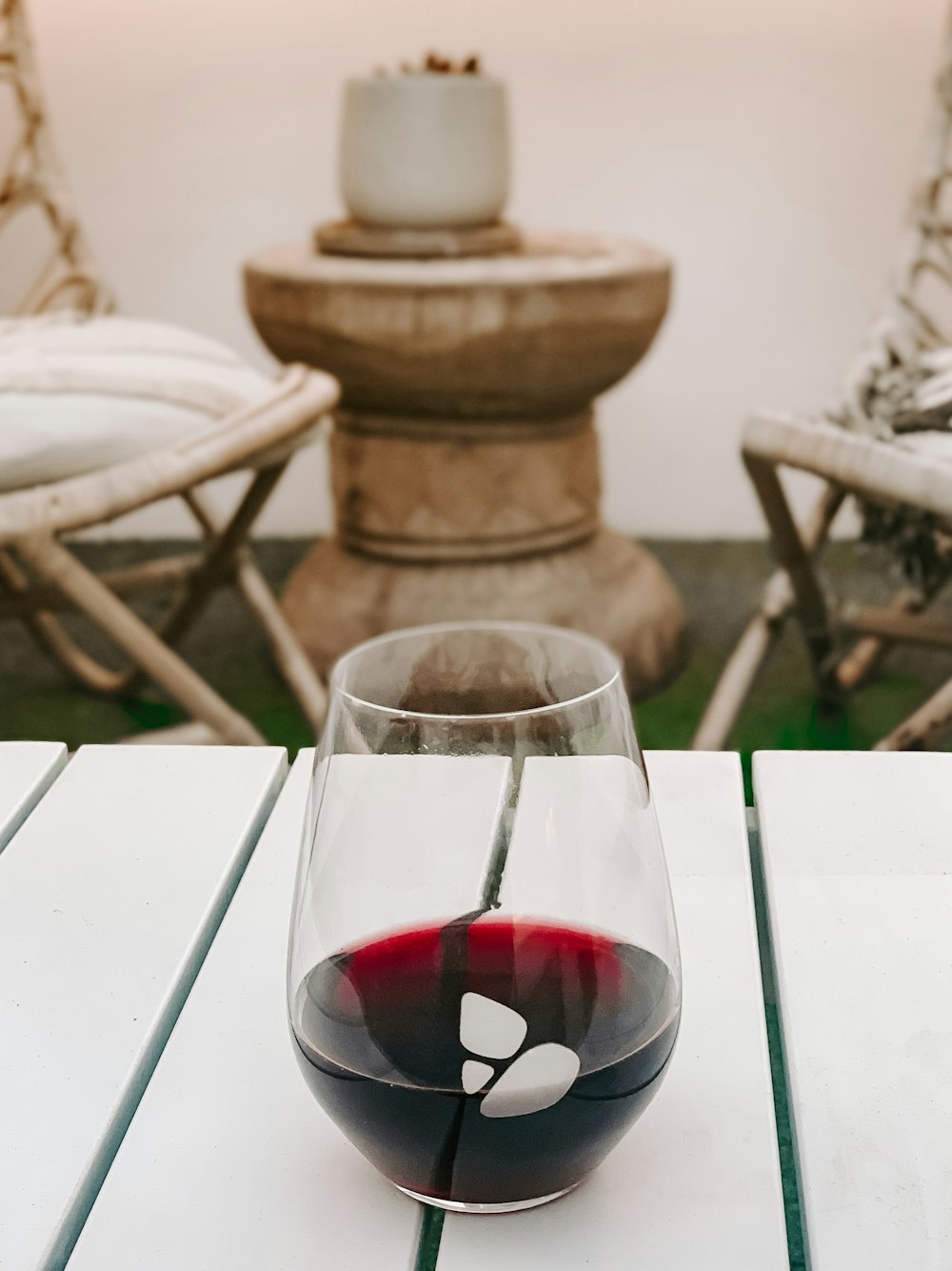 白いテーブルの上の透明なワイングラス
