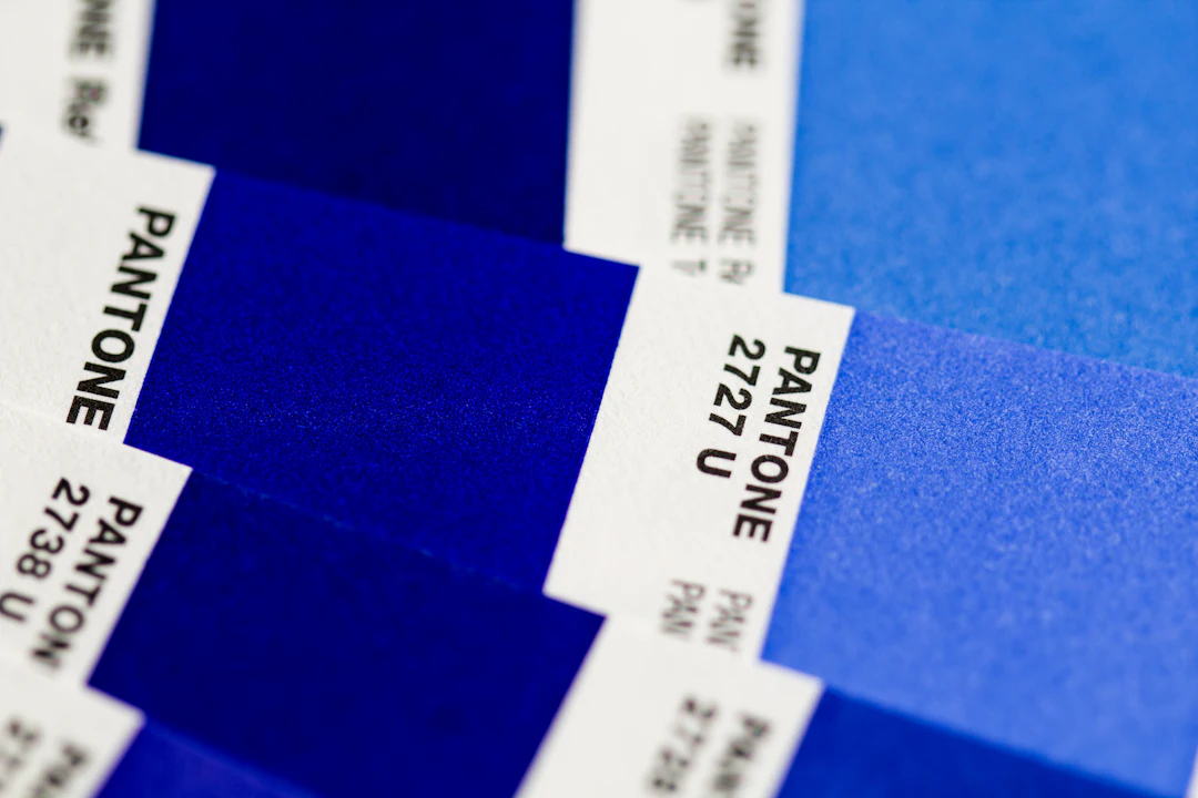 Fanned-out colour swatches in shades of deep blue