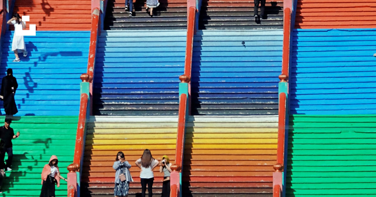 Foto zum Thema Menschen in grünem Hemd und schwarzer Hose sitzen ...