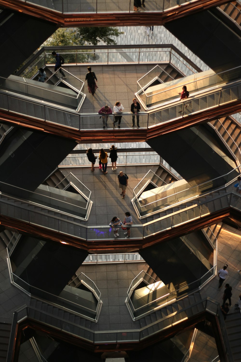 persone che camminano sulle scale all'interno dell'edificio