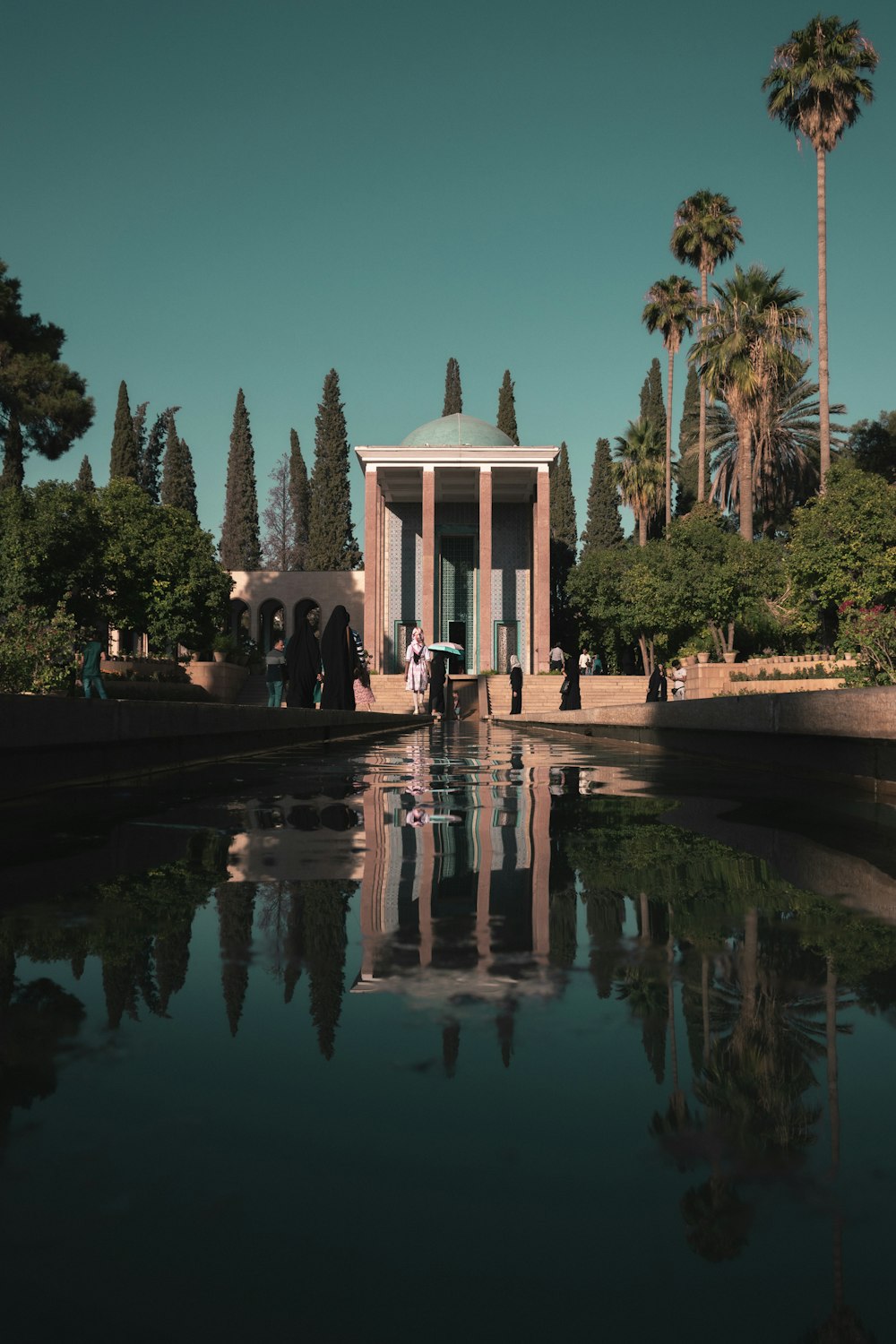 Edificio in cemento bianco e marrone vicino allo specchio d'acqua durante il giorno