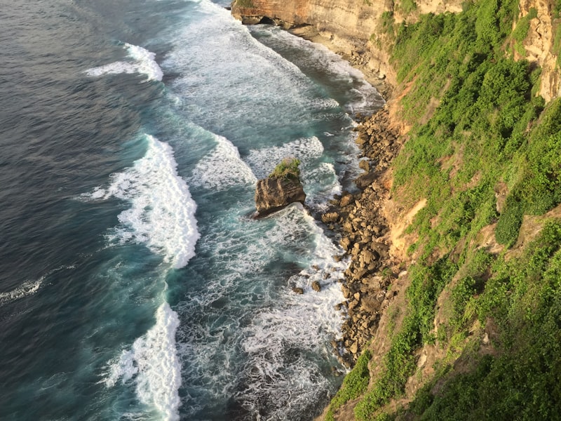 Tebing Uluwatu spot tren dusking di Bali