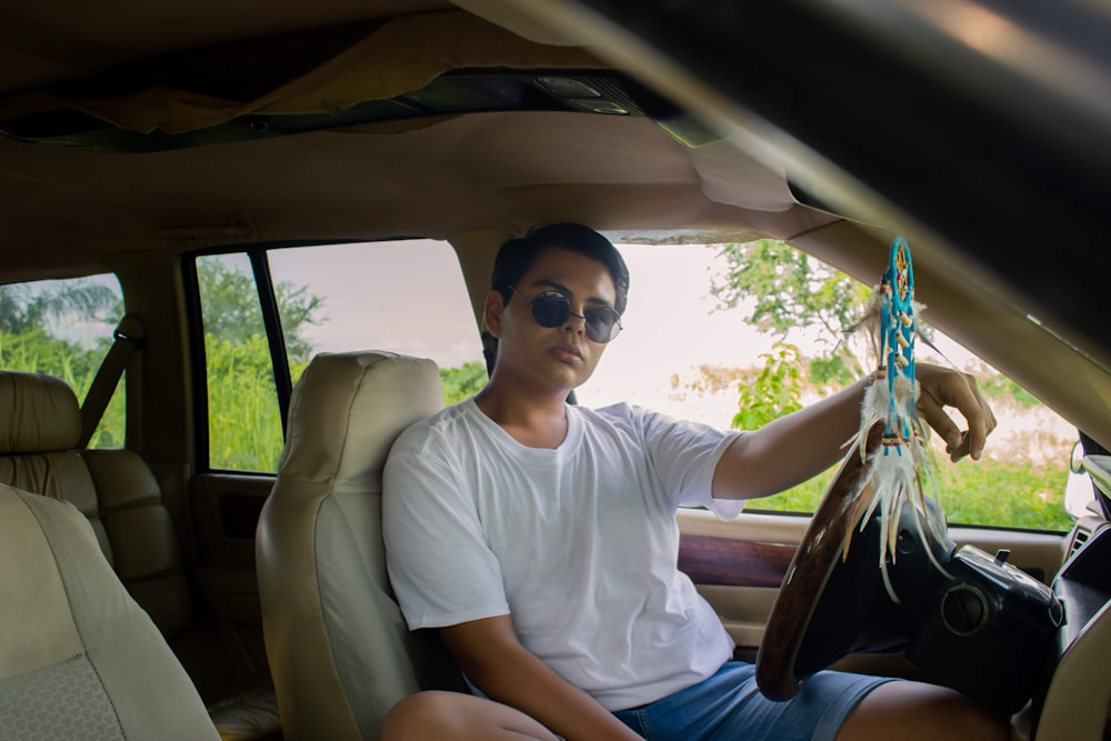 a man sitting in the back seat of a car