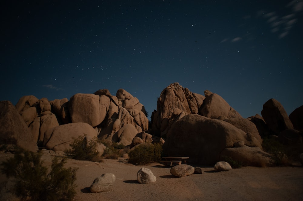 Formazione rocciosa marrone sotto cielo blu durante la notte