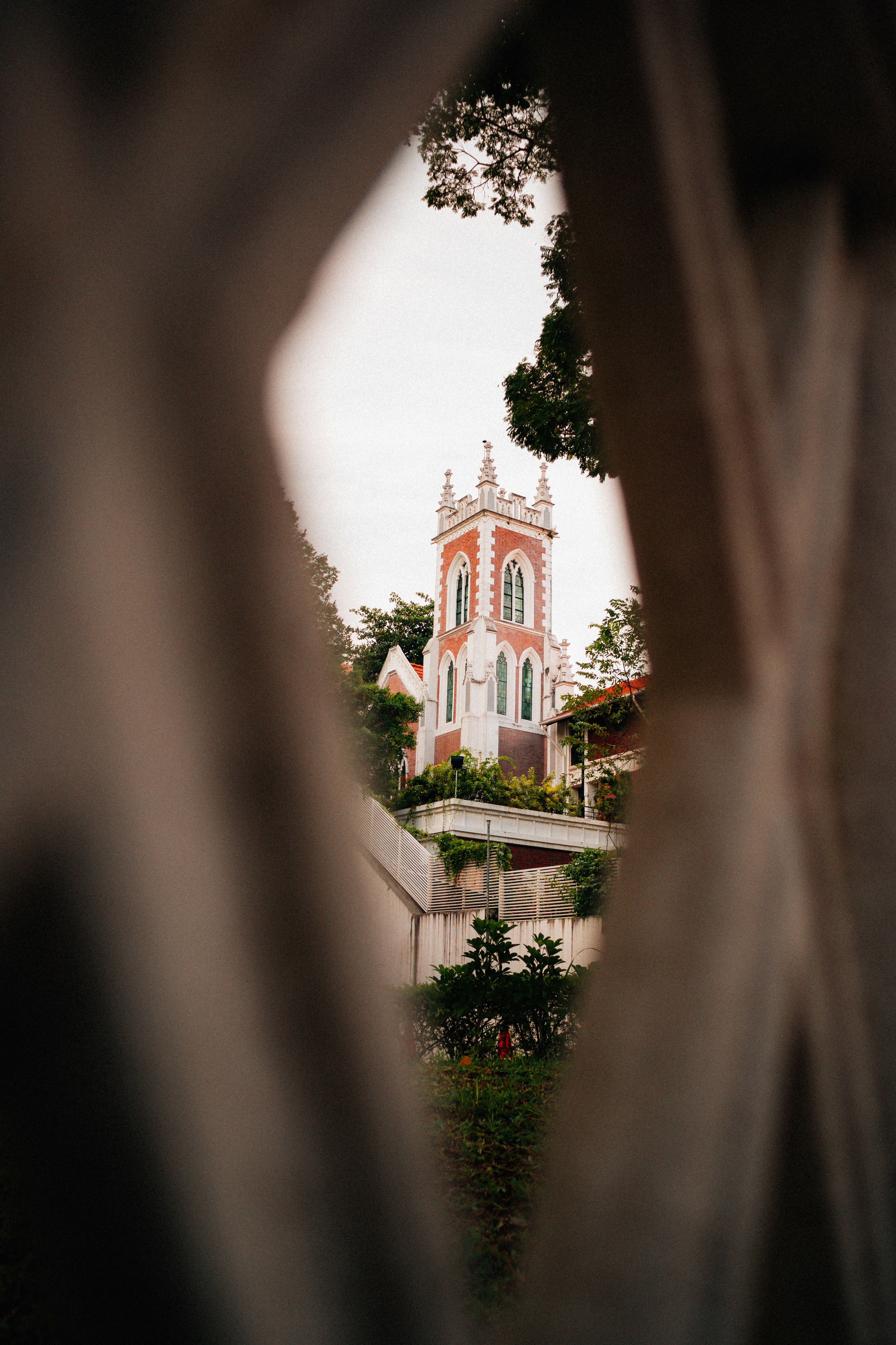 Edificio in cemento bianco e rosso