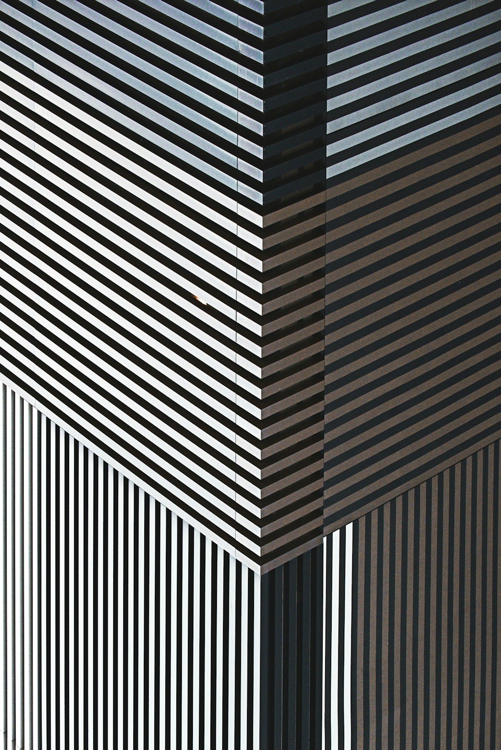 흰색과 검은 색 줄무늬 건물