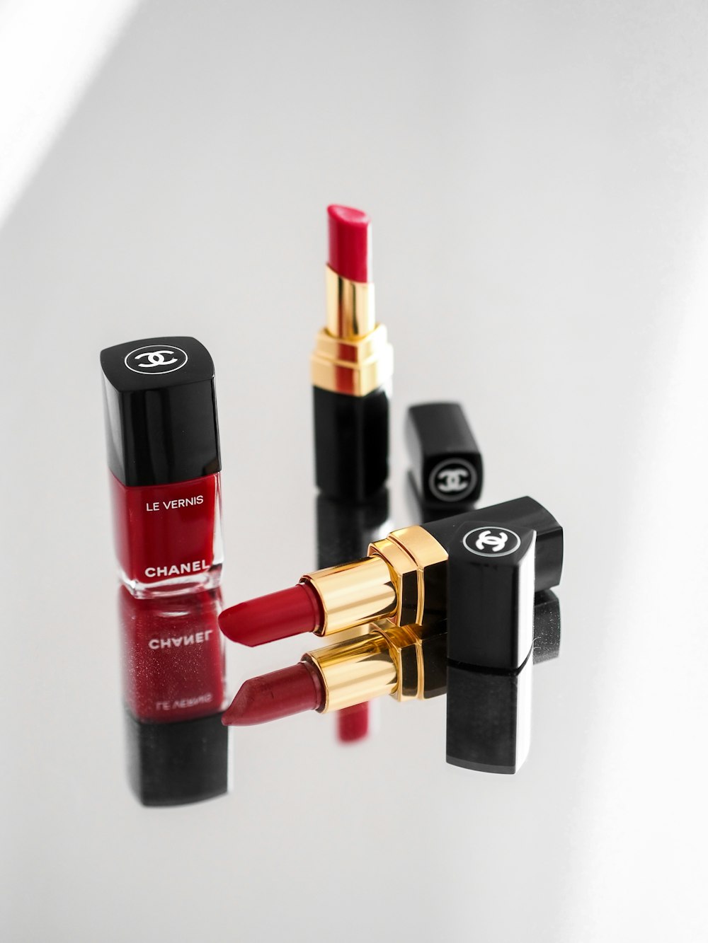 rossetto rosso e nero accanto al rossetto rosso