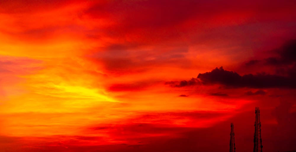 cielo nuvoloso arancione e blu durante il tramonto