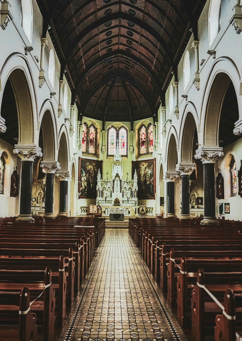 Sillas de madera marrón en el interior de la catedral
