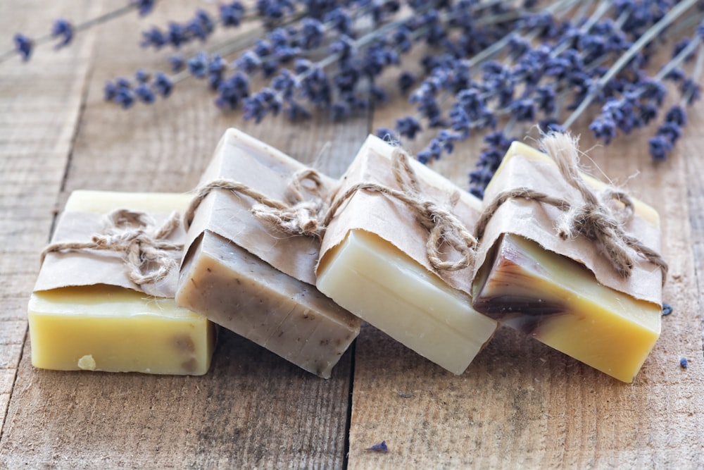 Fromage blanc sur table en bois brun