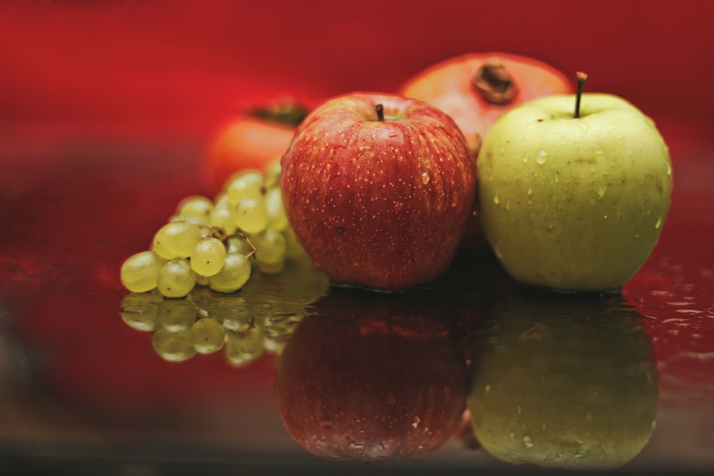 fruta da maçã vermelha na superfície preta