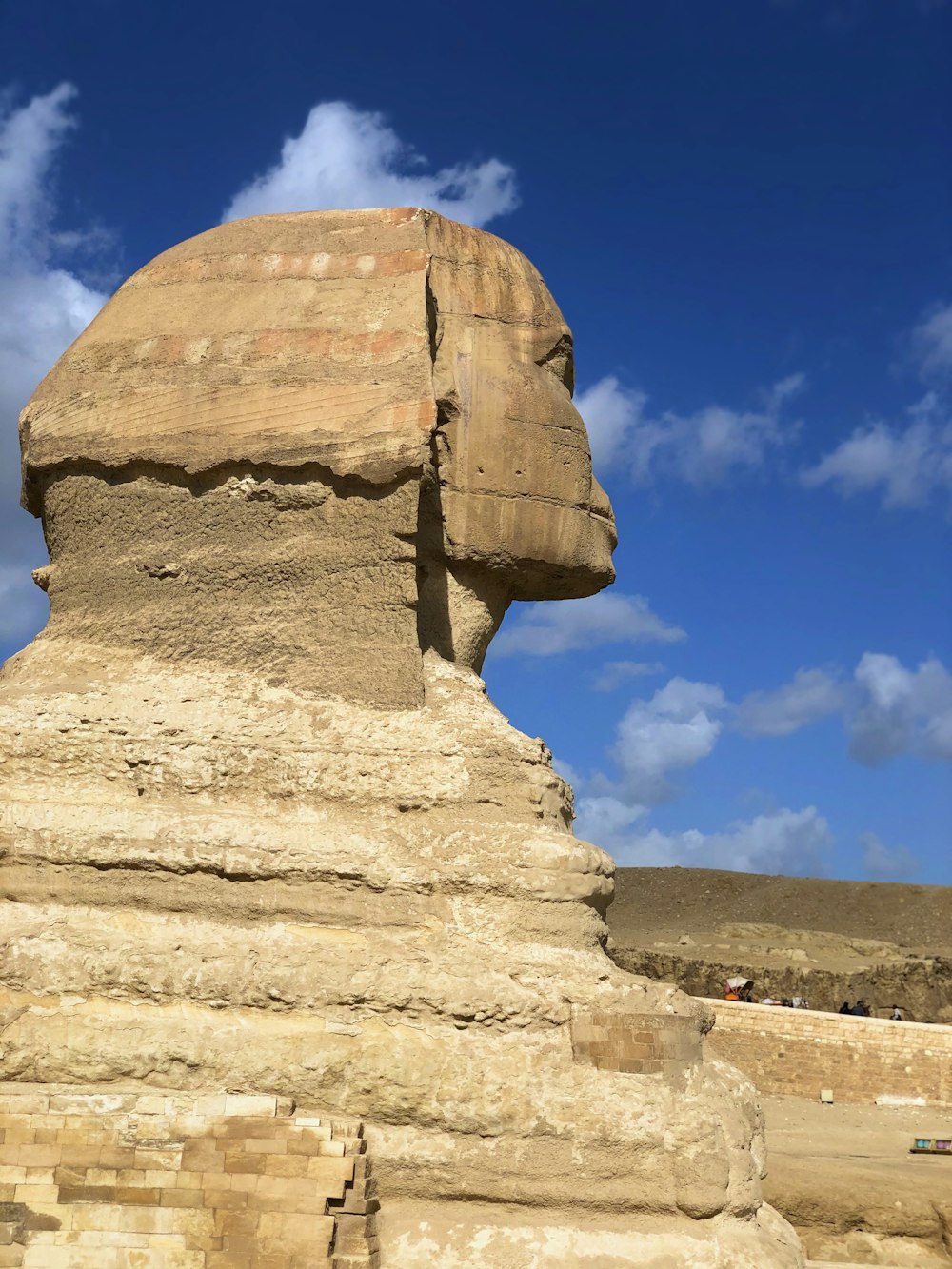 Braune Betonstatue unter blauem Himmel tagsüber