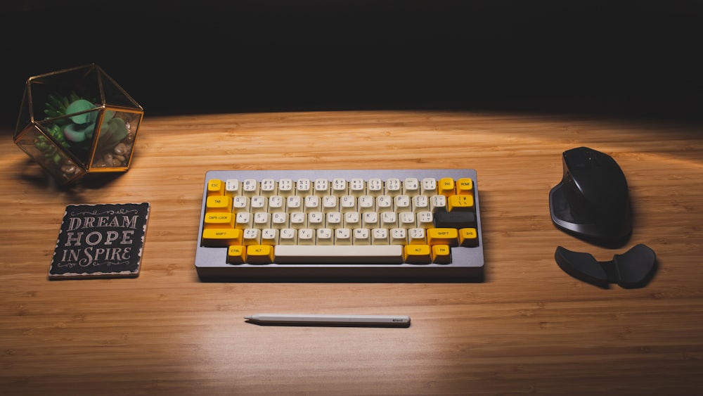 teclado de computador amarelo e preto