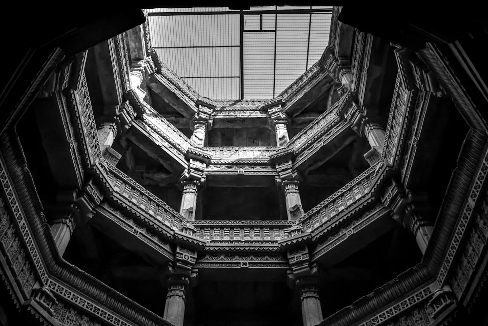 Photo en niveaux de gris de l’intérieur du bâtiment