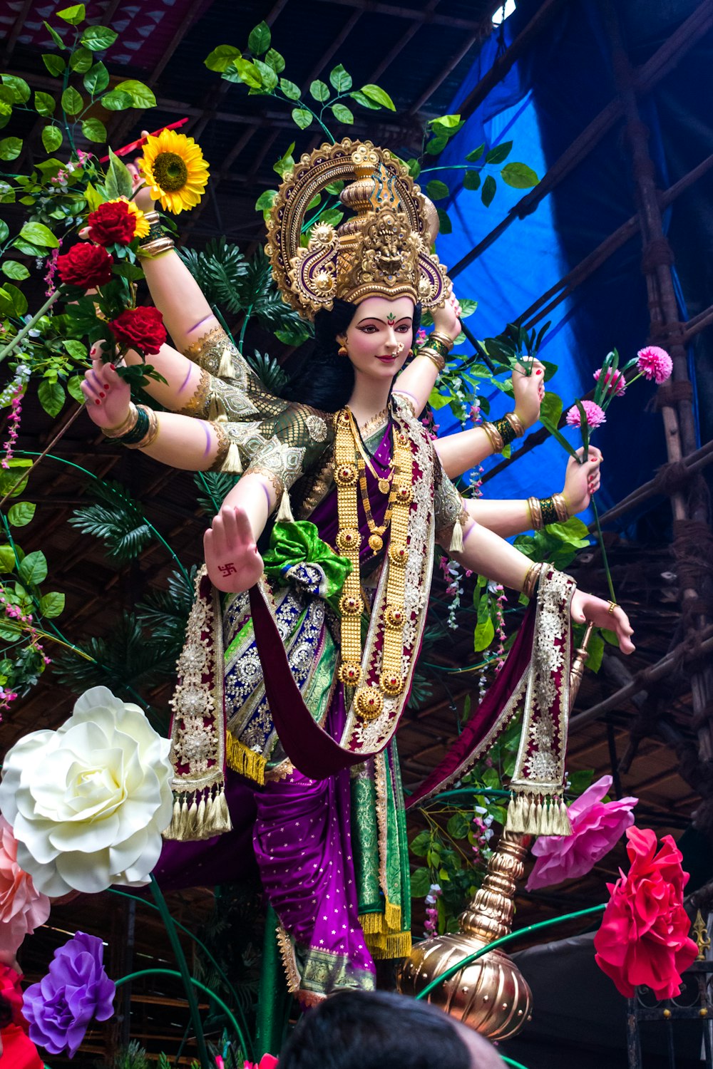 mulher no vestido roxo e dourado do sari que usa a coroa de ouro