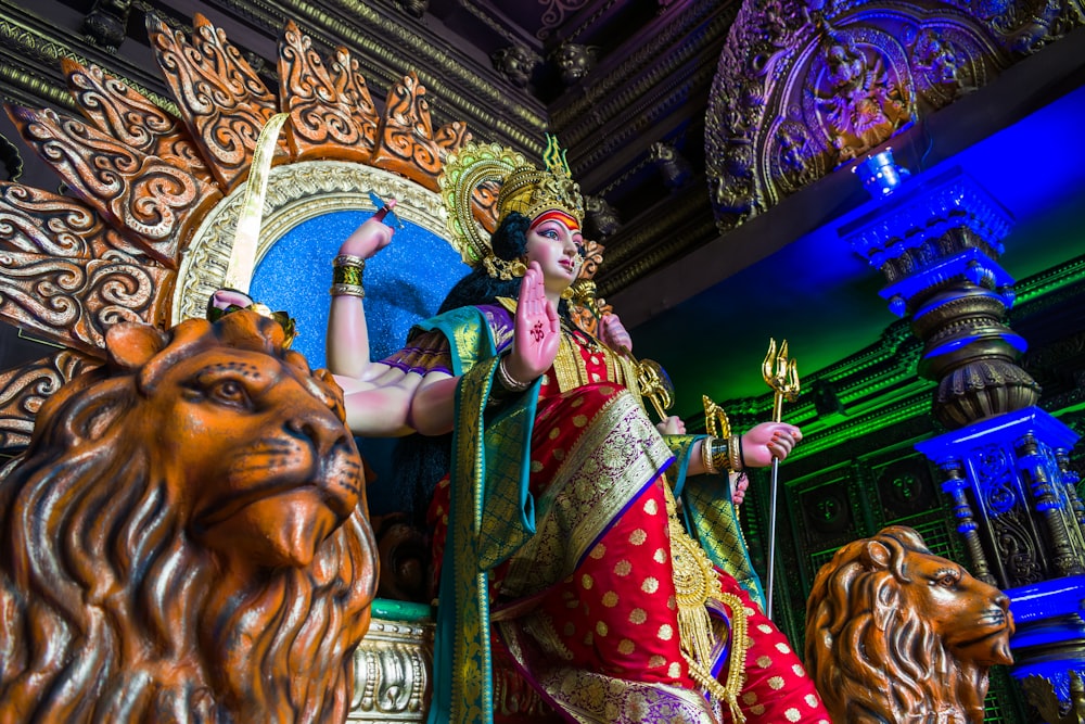 Estatua de la deidad hindú dorada y roja