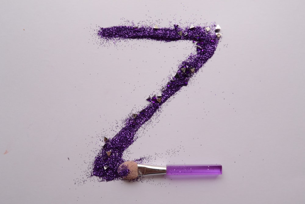 白い背景に紫と白の棒