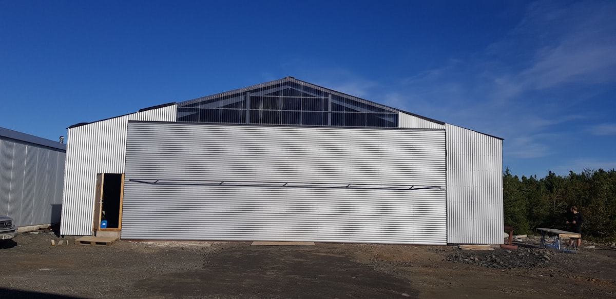 Exterior de edifício de armazenamento moderno com portas numeradas