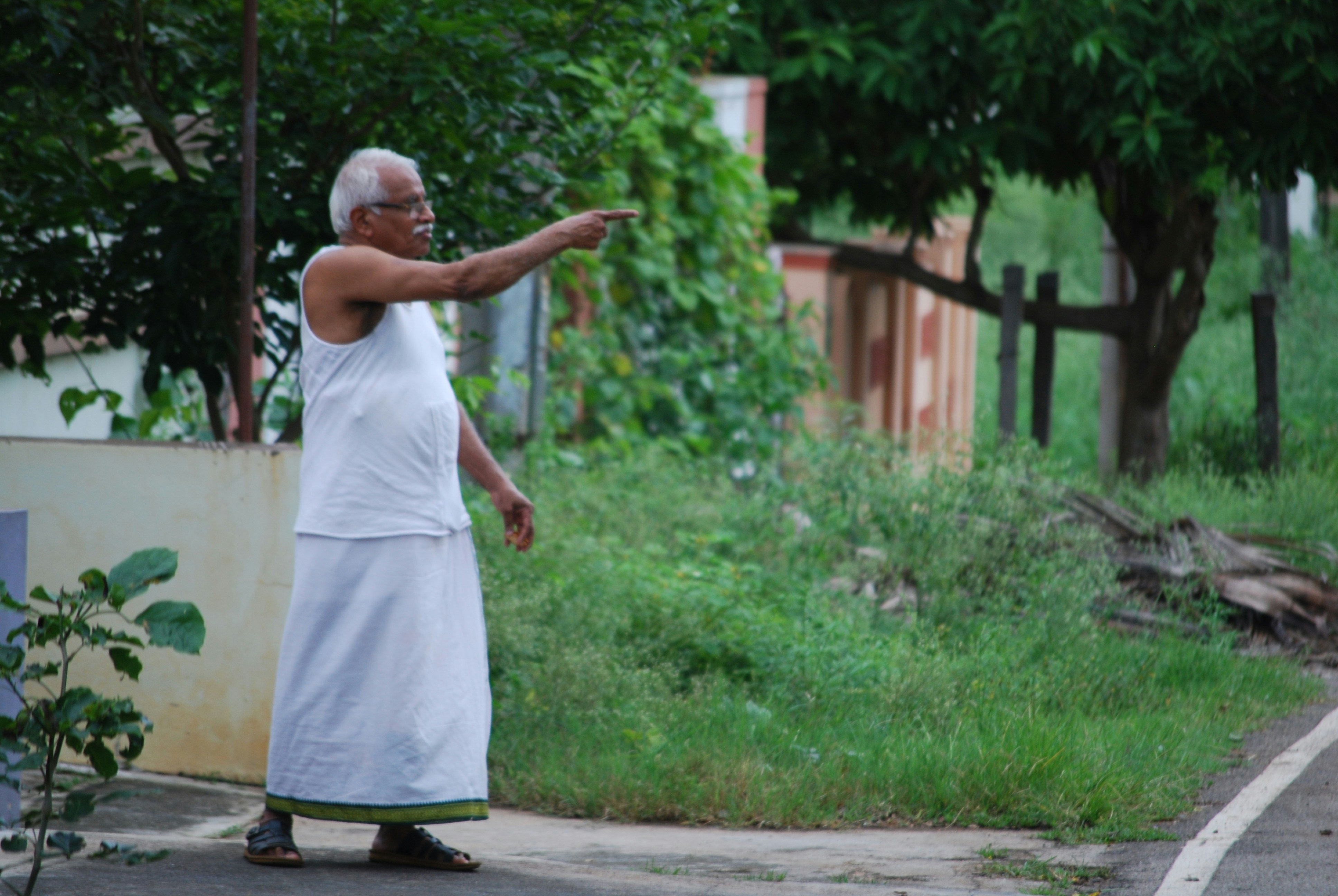 낮에 길을 걷는 하얀 드레스를 입은 여자