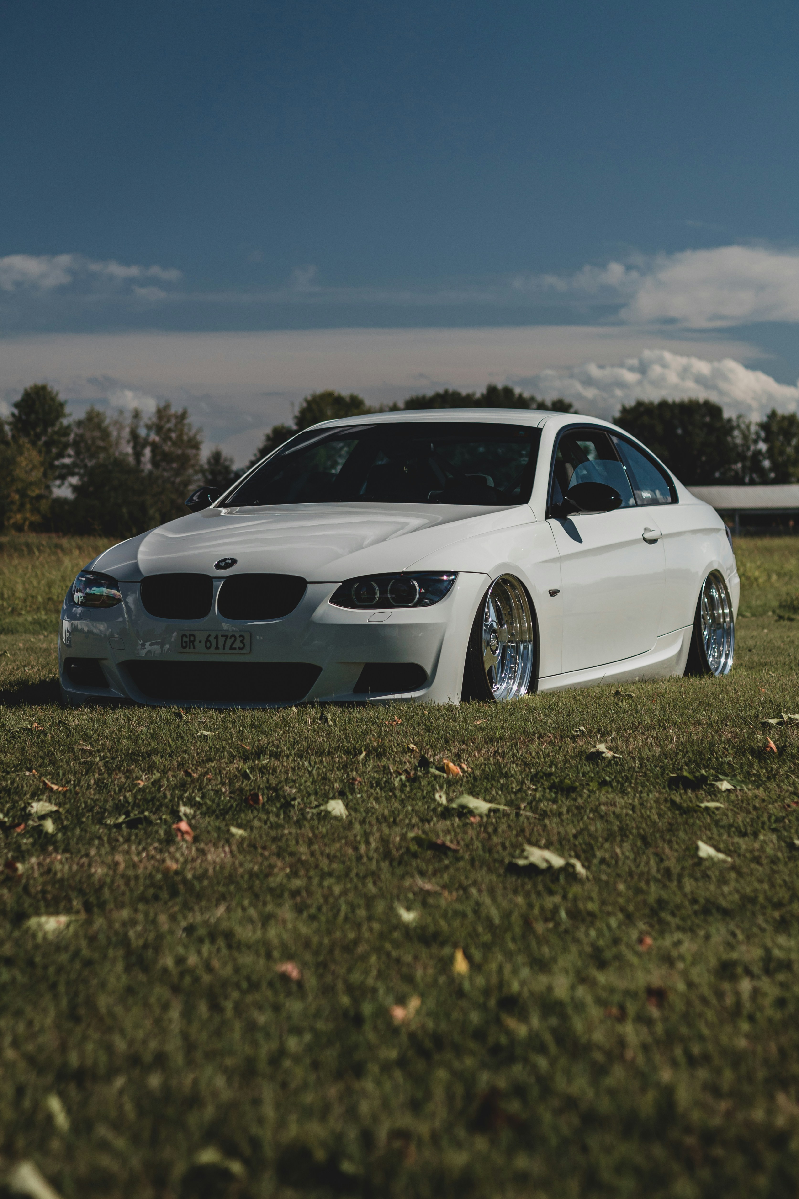 Weißer BMW M 3 tagsüber auf grünem Rasen