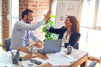 Homem e mulher mostram técnica de retenção de clientes, visando lucro e suporte simplificado.