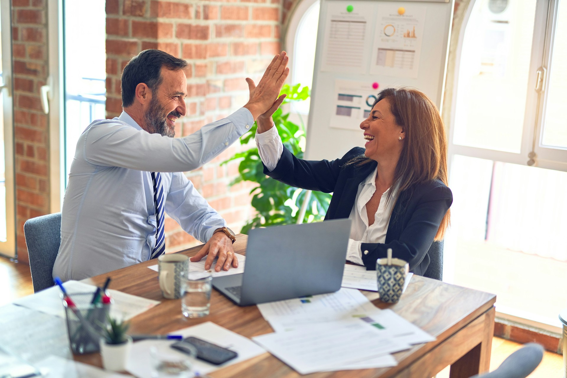 homem e mulher celebrando e prontos para investir em imóveis nos EUA