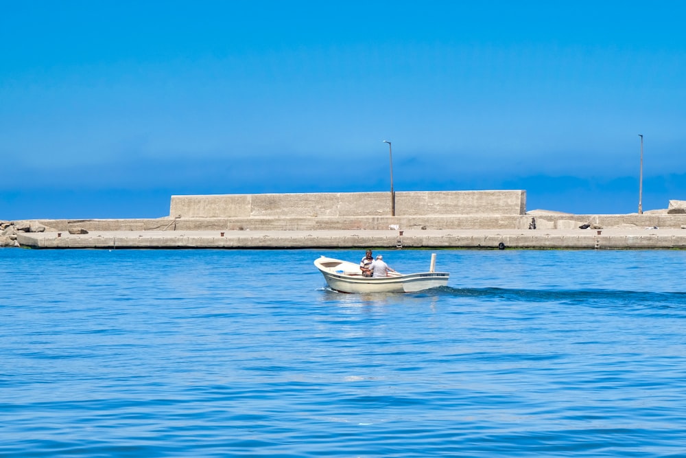 weißes und blaues Boot tagsüber auf See