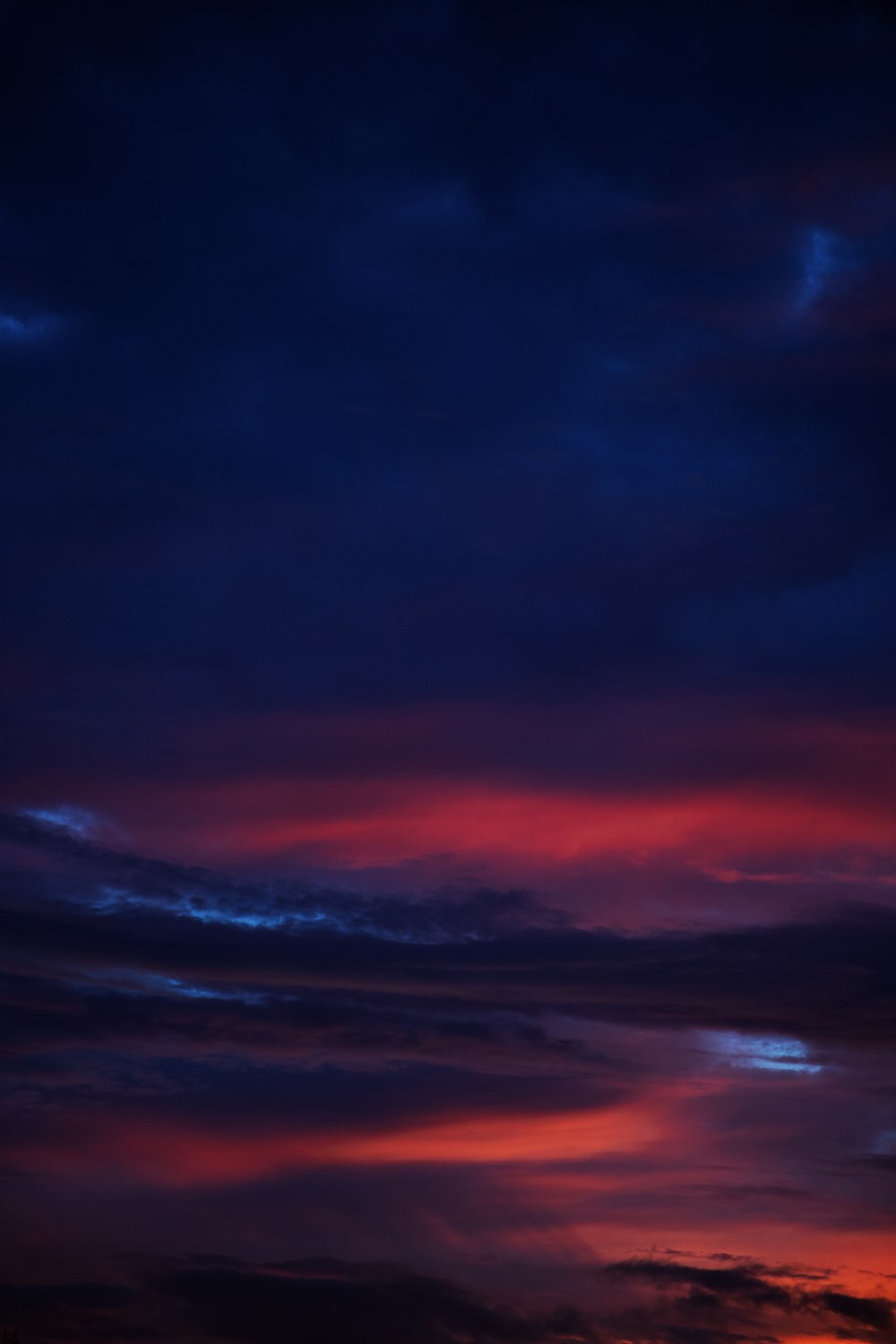 Nubes naranjas y negras durante la puesta de sol