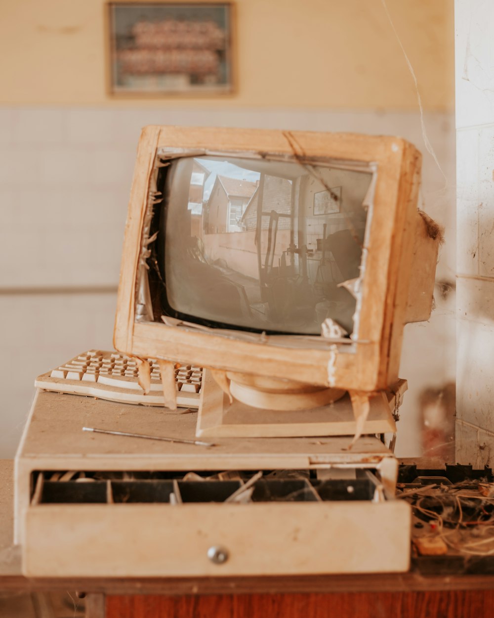 tv cre marrom na mesa de madeira branca