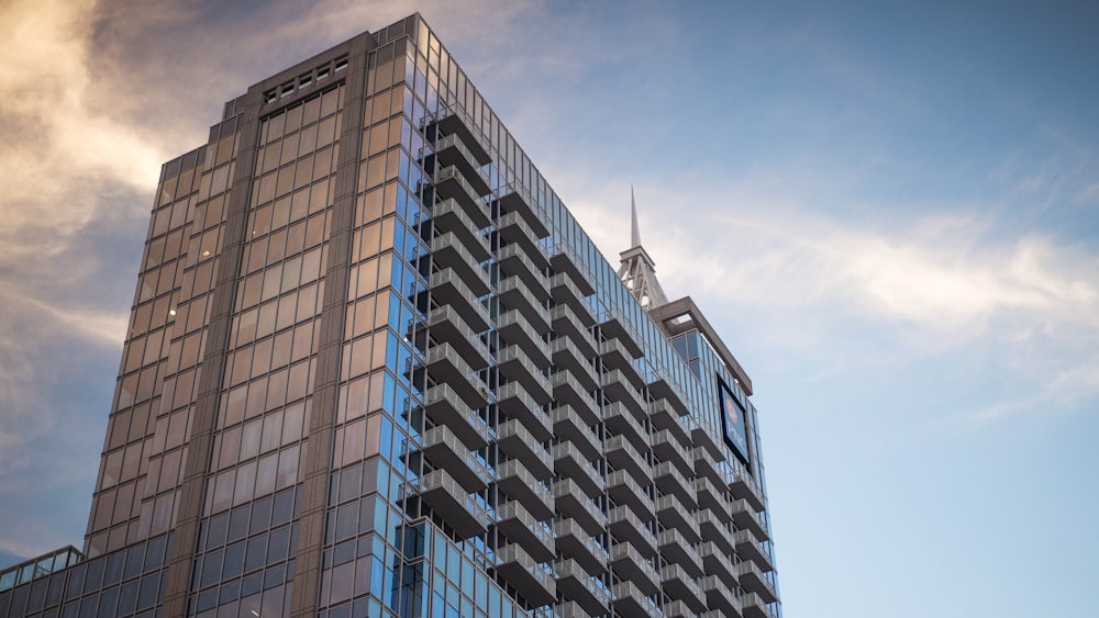 Edificio de hormigón blanco y negro bajo cielo azul durante el día